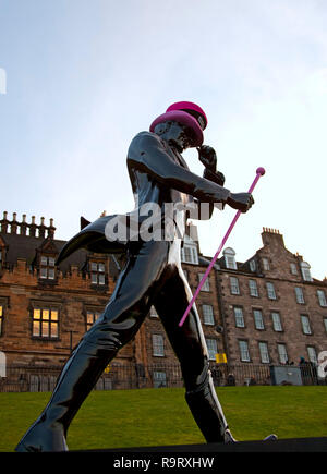 Edimburgo, Scozia, Regno Unito. 28 dic 2018. Edinburgh Hogmanay 19, Edimburgo, Scozia, Regno Unito. 28 dic 2018. Edinburgh Hogmanay 19, cinque Johnnie Walker's 'striding uomini' statue sotto il castello presso il podio delle prestazioni sul tumulo in preparazione per il nuovo anno di festeggiamenti. La parte di strada è ospitato dalla marca di whisky Johnnie Walker. Foto Stock