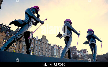 Edimburgo, Scozia, Regno Unito. 28 dic 2018. Edinburgh Hogmanay 19, Edimburgo, Scozia, Regno Unito. 28 dic 2018. Edinburgh Hogmanay 19, cinque Johnnie Walker's 'striding uomini' statue sotto il castello presso il podio delle prestazioni sul tumulo in preparazione per il nuovo anno di festeggiamenti. La parte di strada è ospitato dalla marca di whisky Johnnie Walker. Foto Stock