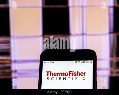 Kiev, Ucraina. Xvii Dec, 2018. Thermo Fisher Scientific Company logo che si vede visualizzato su un telefono intelligente. Credito: Igor Golovniov SOPA/images/ZUMA filo/Alamy Live News Foto Stock