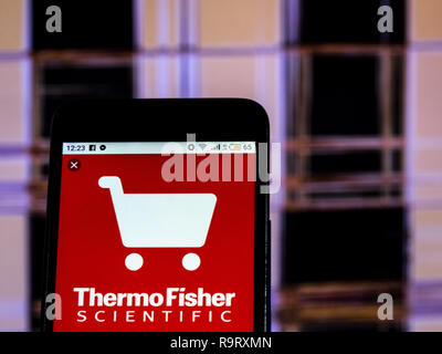 Kiev, Ucraina. Xvii Dec, 2018. Thermo Fisher Scientific Company logo che si vede visualizzato su un telefono intelligente. Credito: Igor Golovniov SOPA/images/ZUMA filo/Alamy Live News Foto Stock