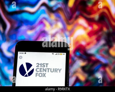 Dicembre 14, 2018 - Kiev, Ucraina - xxi secolo Fox Mass media company logo che si vede visualizzato su un telefono intelligente. (Credito Immagine: © Igor Golovniov/SOPA immagini via ZUMA filo) Foto Stock