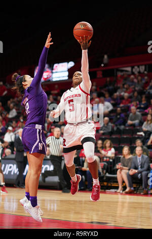 Piscataway, New Jersey, USA. 28 dicembre, 2018. Rutgers Scarlet Knights guard Ciani Cryor (5) rigidi per il cesto contro la Northwestern Wildcats in un gioco al Rutgers Athletic Center. Credito: Joel Plummer/ZUMA filo/Alamy Live News Foto Stock