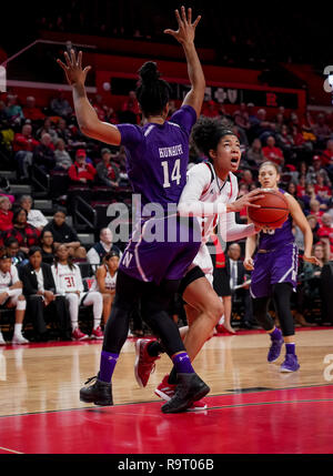 Piscataway, New Jersey, USA. 28 dicembre, 2018. Rutgers Scarlet Knights avanti Stasha Carey (35) fa una mossa nel post contro la Northwestern Wildcats in un gioco al Rutgers Athletic Center. Credito: Joel Plummer/ZUMA filo/Alamy Live News Foto Stock