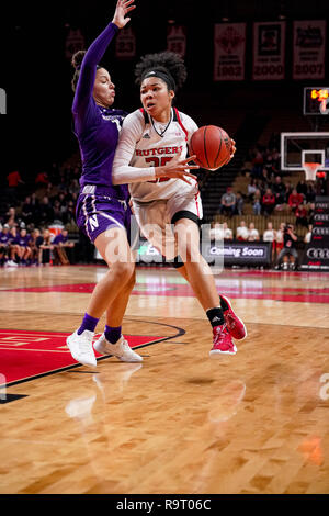 Piscataway, New Jersey, USA. 28 dicembre, 2018. Rutgers Scarlet Knights avanti Stasha Carey (35) rigidi per il cesto contro la Northwestern Wildcats in un gioco al Rutgers Athletic Center. Credito: Joel Plummer/ZUMA filo/Alamy Live News Foto Stock