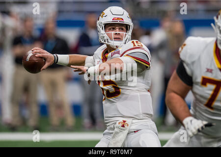 San Antonio, TX, Stati Uniti d'America. 28 dicembre, 2018. Iowa State cicloni quarterback Brock Purdy (15) guarda a passare durante il primo trimestre di Alamo Bowl NCAA Football gioco tra la Iowa State cicloni e il Washington State Cougars al Alamodome a San Antonio, TX. Trask Smith/CSM/Alamy Live News Credito: Cal Sport Media/Alamy Live News Foto Stock