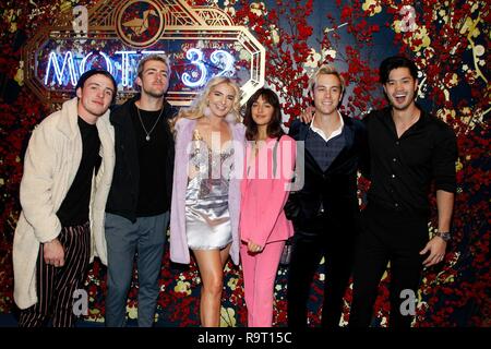 Las Vegas, NV, Stati Uniti d'America. 28 dicembre, 2018. Ryland Lynch, Rocky Lynch, Rydel Lynch, Savannah Latimer, Riker Lynch, Ross Butler presso gli arrivi per Mott 32 Ristorante Grand Opening, il Palazzo al Venetian Resort di Las Vegas NV, Dicembre 28, 2018. Credito: JA/Everett raccolta/Alamy Live News Foto Stock