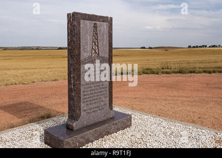 Tioga, il Dakota del Nord, Stati Uniti d'America. 8 Sep, 2018. Un monumento nei pressi di marcatura Tioga North Dakota del primo pozzo di petrolio. È stata effettuata una scoperta di petrolio nel bacino Williston nel 1951. Credito: Bayne Stanley/ZUMA filo/Alamy Live News Foto Stock