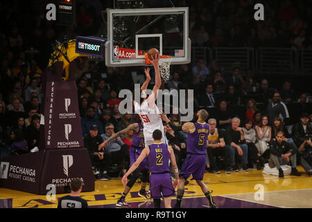 Los Angeles, CA, Stati Uniti d'America. 28 dicembre, 2018. LA Clippers center Boban Marjanovic #51 durante il Los Angeles Clippers vs Los Angeles Lakers a Staples Center il 28 dicembre 2018. (Foto di Jevone Moore) Credito: csm/Alamy Live News Foto Stock