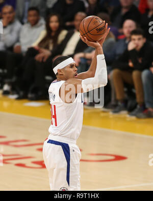 Los Angeles, CA, Stati Uniti d'America. 28 dicembre, 2018. LA Clippers avanti Tobias Harris #34 durante il Los Angeles Clippers vs Los Angeles Lakers a Staples Center il 28 dicembre 2018. (Foto di Jevone Moore) Credito: csm/Alamy Live News Foto Stock