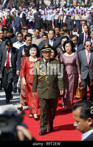 Phnom Penh Cambogia. 29 Dic, 2018. Primo ministro cambogiano Samdech Techo Hun Sen (C, anteriore) partecipa a un evento che segna il ventesimo anniversario della fine della guerra civile in Phnom Penh in Cambogia, il 29 dicembre 2018. Cambogia sabato commemora il ventesimo anniversario della fine della guerra civile, facendo voto di utilizzare tutti i mezzi necessari per continuare a proteggere il paese del hard guadagnato la pace. Credito: Sovannara/Xinhua/Alamy Live News Foto Stock