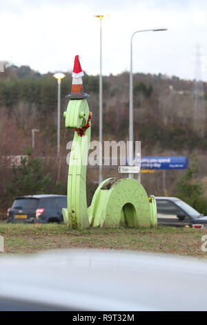 Inverness, Scotland, Regno Unito. Il 29 dicembre 2018. Burloni hanno vestito un punto di riferimento del mostro di Loch Ness in un cono stradale, Santa hat e un tinsel collana. Il legno Nessie è in corrispondenza di una rotatoria sulla strada per il Lago di Loch Ness da Inverness, vicino al negozio Tesco sulla Dores road. L'aggiunta di traffico cono al Nessie landmark è simile al normale aggiunta di un cono stradale per il Duca di Wellington statua in Glasgow. Credito Foto: Andrew Smith/Alamy Live News Foto Stock