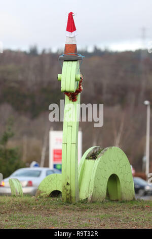 Inverness, Scotland, Regno Unito. Il 29 dicembre 2018. Burloni hanno vestito un punto di riferimento del mostro di Loch Ness in un cono stradale, Santa hat e un tinsel collana. Il legno Nessie è in corrispondenza di una rotatoria sulla strada per il Lago di Loch Ness da Inverness, vicino al negozio Tesco sulla Dores road. L'aggiunta di traffico cono al Nessie landmark è simile al normale aggiunta di un cono stradale per il Duca di Wellington statua in Glasgow. Credito Foto: Andrew Smith/Alamy Live News Foto Stock