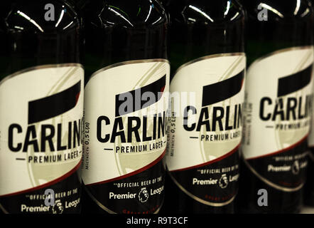 Kiev, Ucraina. 28 dicembre, 2018. Fila di Carling bottiglie di birra visto presso il negozio. Credito: Igor Golovniov SOPA/images/ZUMA filo/Alamy Live News Foto Stock