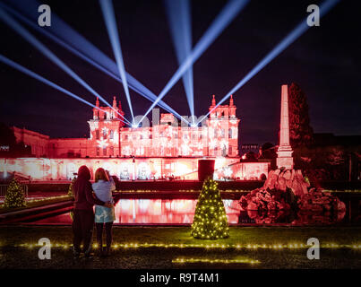 Il Palazzo di Blenheim e acqua terrazza illuminata con le luci di Natale completo con laser show nel cielo notturno. Foto Stock