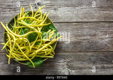 Fagiolo di giallo, azienda agricola biologica i fagioli freschi sulla piastra, cibo vegan, concetto di cucina a vista Foto Stock