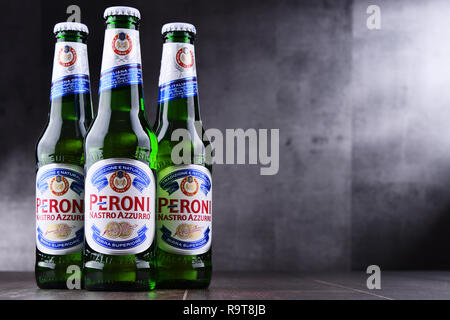 POZNAN, POL - 4 Maggio 2018: bottiglie di Peroni Nastro Azzurro, un premium lager prodotta dal 1963 dalla Fabbrica di Birra Peroni si trova a Roma, in Italia. Foto Stock