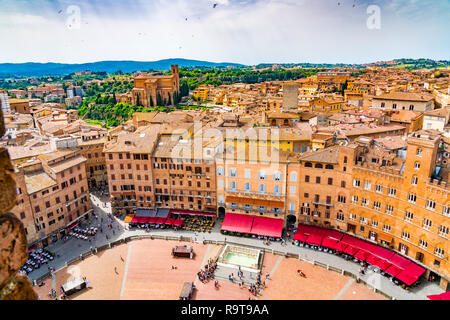 SIENA, Italia - 11 Giugno 2018 : Veduta aerea della Piazza del Campo di Siena città vecchia con la fontana di forma rettangolare e di turisti Foto Stock