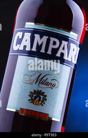 POZNAN, Polonia - Nov 29, 2018: Bottiglia di Campari, un liquore alcolico che contiene erbe aromatiche e frutta (compresi chinotto e cascarilla), inventato in 186 Foto Stock