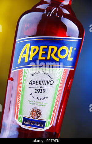 POZNAN, POL - Nov 29, 2018: Bottiglia di Aperol, un aperitivo italiano fatta di genziana, rabarbaro e china, è prodotta dalla società Campari. Foto Stock