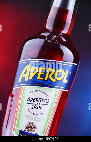 POZNAN, POL - Nov 29, 2018: Bottiglia di Aperol, un aperitivo italiano fatta di genziana, rabarbaro e china, è prodotta dalla società Campari. Foto Stock