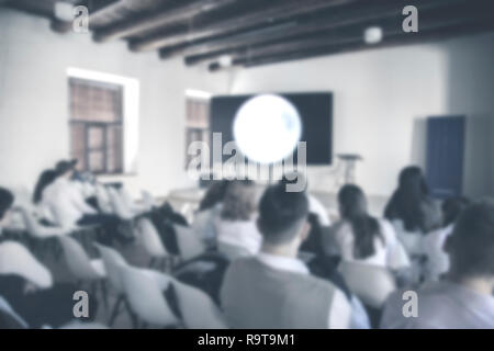 Immagine sfocata del team di produzione è seduto e in piedi, il presidente sta parlando con il progetto di business in studio televisivo station Foto Stock