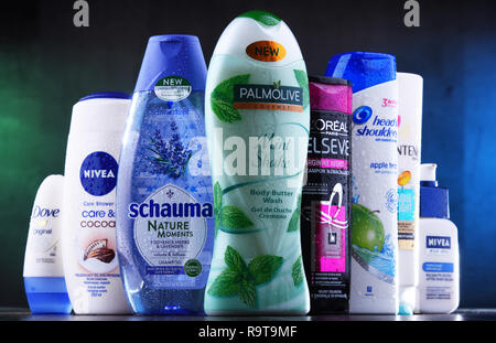 POZNAN, Polonia - 5 Dic, 2018: contenitori di plastica di prodotti per la cura del corpo comprese ampiamente disponibili più popolari marchi globali come LOreal, Nivea, Colomba, P Foto Stock