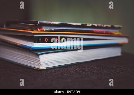 I libri sono di close-up. Una pila di libri con la scritta sui cubetti, hobby lettura di libri Foto Stock