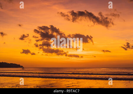 Spiaggia di Jimbaran Bali sun impostato vicino aeroporto internazionale Ngurah Rai, Situato a Pantai Kedonganan Jimbaran centrale mercato del pesce Foto Stock