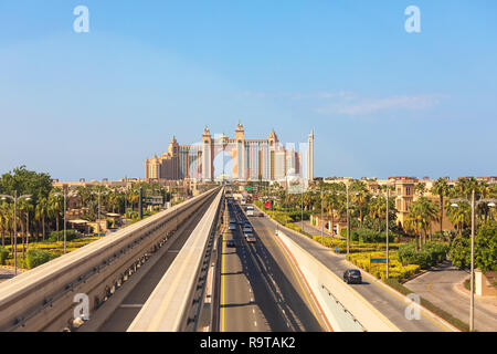 DUBAI, Emirati Arabi Uniti - Nov 12, 2018: Atlantis hotel vista dal treno monorotaia sull'isola artificiale Palm Jumeirah a Dubai, UAE. Questa monorotaia è la più lunga compl Foto Stock