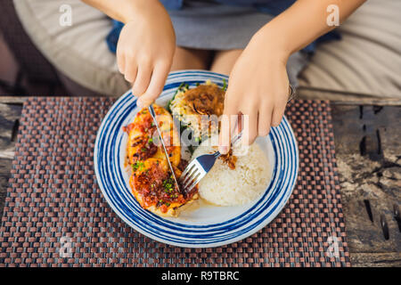 Calamari alla griglia con riso. Cucina Balinese in Indonesia Foto Stock