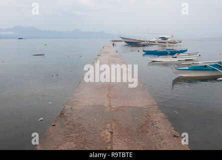 Tradizionali barche da pesca a Tambisan Pier, vicino a San Juan, Sequijor Isola, Visayas, Filippine, Sud Asia, Asia Foto Stock