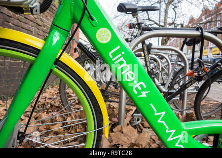 Calce-E-a-GPS abilitato noleggio biciclette elettriche in regime di Londra Foto Stock