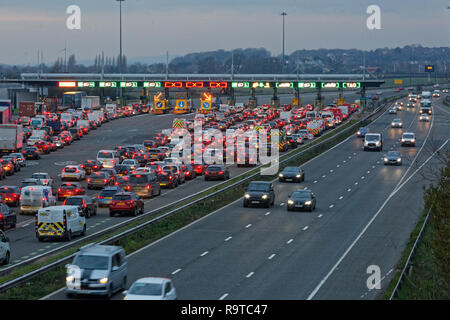 Nella foto: le lunghe code di auto al Severn Bridge pedaggi sulla carreggiata in direzione ovest della M4 nel Galles del Sud, Regno Unito. Venerdì 14 Dicembre 2018 Re: Lavorare t Foto Stock