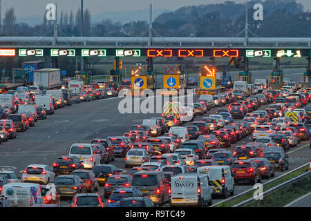 Nella foto: le lunghe code di auto al Severn Bridge pedaggi sulla carreggiata in direzione ovest della M4 nel Galles del Sud, Regno Unito. Venerdì 14 Dicembre 2018 Re: Lavorare t Foto Stock