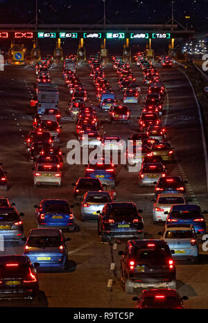 Nella foto: le lunghe code di auto al Severn Bridge pedaggi sulla carreggiata in direzione ovest della M4 nel Galles del Sud, Regno Unito. Venerdì 14 Dicembre 2018 Re: Lavorare t Foto Stock