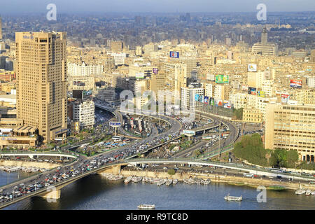 Il Cairo, Egitto - FEBRUAR 25: Il Cairo città dalla torre a febbraio 25, 2010. Città e il ponte sul fiume Nilo in Egitto. Foto Stock