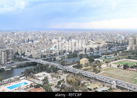 Il Cairo, Egitto - FEBRUAR 25: West Cairo da tower a febbraio 25, 2010. A ovest della città e il 6 ottobre a ponte sul fiume Nilo in Egitto. Foto Stock