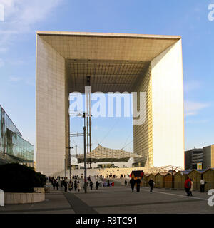 Parigi, Francia - 5 gennaio: Grande Arche a Parigi il 5 gennaio 2010. Grande Arche dal Plaza al quartiere degli affari La Defense a Parigi, Francia. Foto Stock