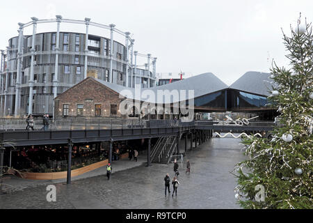 La gente lo shopping al carbone scende in cortile e l'albero di Natale in Kings Cross area di riqualificazione di Londra UK KATHY DEWITT Foto Stock