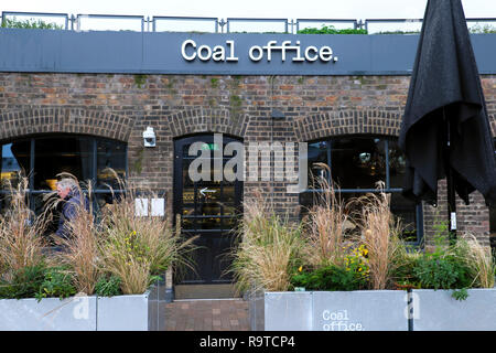 Ufficio di carbone ristorante che serve ristoranti mediorientali ingresso vista esterna e segno a carbone scende cantiere Kings Cross Londra UK KATHY DEWITT Foto Stock