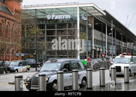Vista della strada con i taxi in attesa parcheggiata fuori la stazione di St Pancras edificio su Pancras Road a Kings Cross & tourist bus grande Londra UK KATHY DEWITT Foto Stock