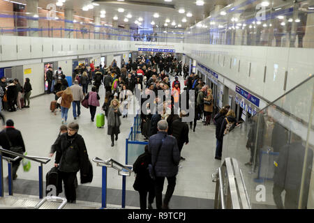Passeggeri persone pendolari viaggiatori acquisto biglietti e camminare all'interno di Kings Cross stazione ferroviaria in Londra England Regno Unito KATHY DEWITT Foto Stock