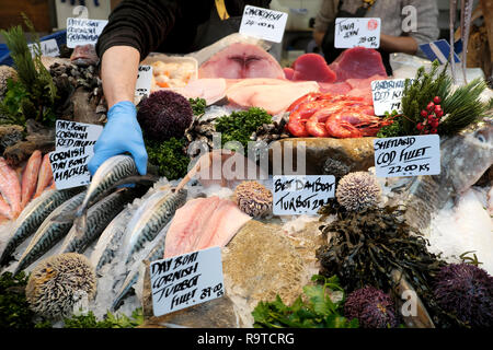 Il Borough Market di stallo di pesce in inverno Londra Inghilterra KATHY DEWITT Foto Stock