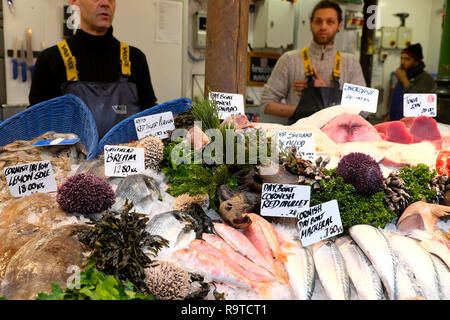 Pescivendoli vendono vari pesce fresco sul mercato di Borough di stallo di frutti di mare nel novembre Southwark Londra Sud Inghilterra UK KATHY DEWITT Foto Stock
