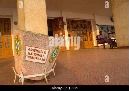 Un bidone della spazzatura fuori l'ingresso principale dell'Assemblea Nazionale a Bangui, Repubblica Centrale Africana Foto Stock