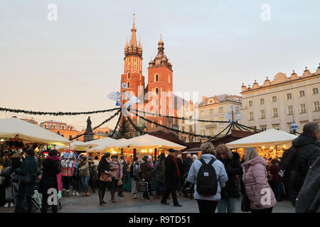 Bancarelle del Mercatino di Natale in Piazza del Mercato Principale, nella città vecchia di Cracovia in Polonia Foto Stock