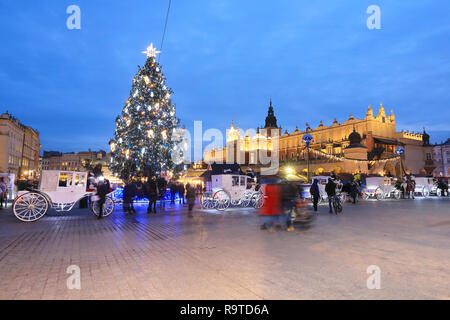 Il panno Hall e del mercato sulla piazza principale del Mercato nella Città Vecchia di Cracovia, nel tempo di Natale, in Polonia, in Europa Foto Stock