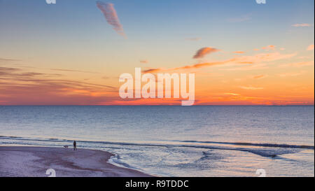 Alba sul golfo del Messico su St George Island in panhandle o dimenticato area costiera della Florida negli Stati Uniti Foto Stock