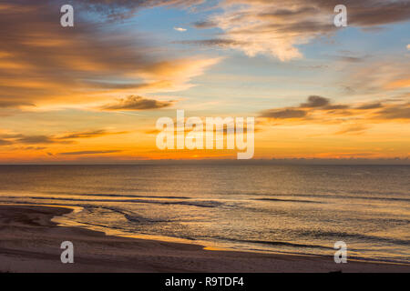 Alba sul golfo del Messico su St George Island in panhandle o dimenticato area costiera della Florida negli Stati Uniti Foto Stock