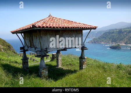 Horreo tradizionale Asturias granaio arroccato su scogliere che domina l'Atlantico a Cadavedo, Asturie, Spagna. Spagna costa settentrionale spagna agricoltura Foto Stock